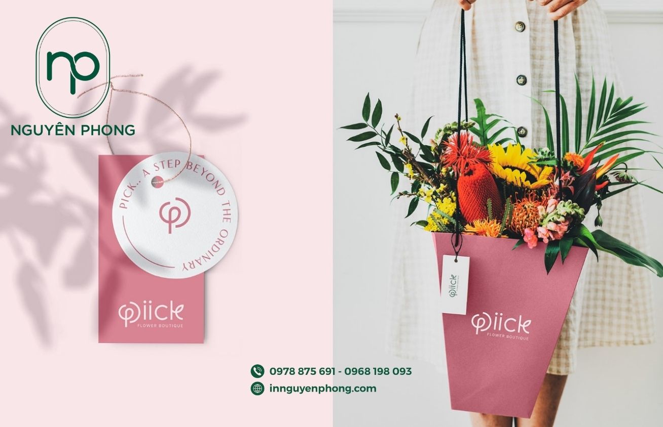 Mẫu túi giấy đựng hoa kèm tag thương hiệu